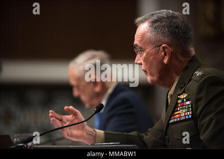 Le général du Corps des Marines américain Joseph F. Dunford, Jr., président de l'état-major interarmées, témoigne lors d'une audience du Comité des forces armées du Sénat sur la colline du Capitole, le 3 octobre 2017. Le général Dunford a témoigné aux côtés du Secrétaire de la Défense américaine Jim Mattis à propos de la situation politique et la sécurité en Afghanistan. (DoD Photo par le sgt de l'armée américaine. James K. McCann) Banque D'Images