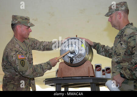 De gauche, de l'armée américaine, le général Malcolm B. Frost, Centre de formation militaire initiale, commandant général et le colonel Ralph L. Clayton III, 733e Groupe de soutien de mission, commandant le fût robinet à commence officiellement la célébration de l'Oktoberfest à Joint Base Langley-Eustis, Va., Septembre 22, 2017. La première a eu lieu en 1810 de l'Oktoberfest à Munich, Allemagne, pour honorer le mariage entre le Prince Ludwig et de Thérèse de Saxe-Hildburghausen. (U.S. Air Force photo par un membre de la 1re classe Kaylee Dubois) Banque D'Images