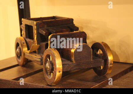 Dans le bois des jouets anciens petite voiture Banque D'Images