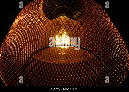 Lampe moderne avec des détails sur l'ampoule d'éclairage Banque D'Images