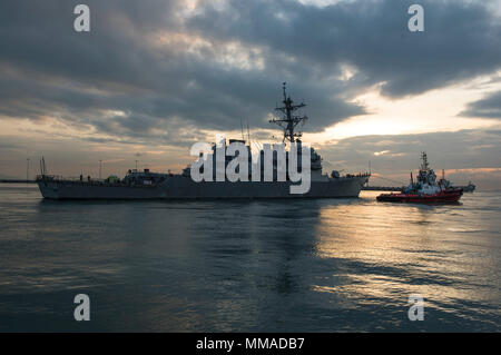 CHANGI, Singapour (oct. 5, 2017) La classe Arleigh Burke destroyer lance-missiles USS John S. McCain (DDG 56) est remorqué à partir de la jetée à la base navale de Changi, Octobre 05, pour répondre à des navires de transport lourd Trésor MV. Treasure vous transportera à McCain Activités flotte pour les réparations. Yokosuka (U.S. Photo par marine Spécialiste de la communication de masse 2e classe Joshua Fulton/libérés) Banque D'Images