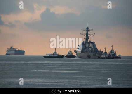 CHANGI, Singapour (oct. 5, 2017) La classe Arleigh Burke destroyer lance-missiles USS John S. McCain (DDG 56) est remorqué à partir de la jetée à la base navale de Changi, Octobre 05, pour répondre à des navires de transport lourd Trésor MV. Treasure vous transportera à McCain Activités flotte pour les réparations. Yokosuka (U.S. Photo par marine Spécialiste de la communication de masse 2e classe Joshua Fulton/libérés) Banque D'Images