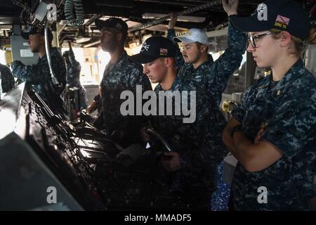 170929-N-FP878-012 Faslane (Écosse) (sept. 29, 2017) Les marins l'homme la tête de la classe Arleigh Burke destroyer lance-missiles USS Donald Cook (DDG 75) que le navire arrive à Faslane, en Écosse, pour une visite du port. Donald Cook est l'avant-déployé à Rota, Espagne, sur sa sixième patrouille dans la sixième flotte américaine zone d'opérations à l'appui des alliés et partenaires, et les intérêts de sécurité nationale des États-Unis en Europe. (U.S. Photo par marine Spécialiste de la communication de masse 1re classe Theron J. Godbold/libérés) Banque D'Images