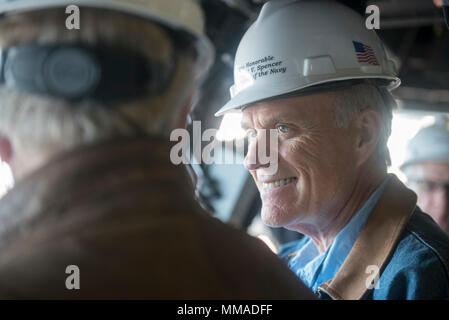 170929-N-UL717-003 BATH, Maine (sept. 29, 2017) Secrétaire de la Marine Richard C. Spencer tours General Dynamics Bath Iron Works shipyard à Bath, Maine. Au cours de sa visite, Spencer a été en mesure d'écouter directement les employés et la baignoire tour destroyers lance-missiles USS Thomas Hudner (DDG 116) et USS Michael Monsoor (DDG 1001). (U.S. Photo de la marine par le lieutenant Joshua Kelsey/libérés) Banque D'Images