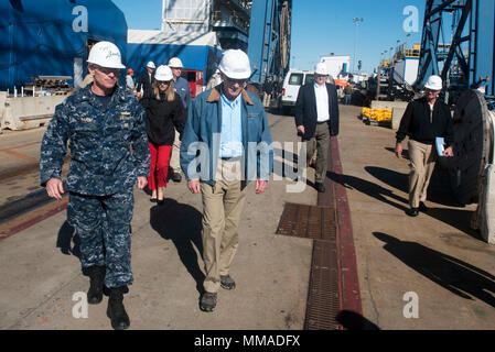 170929-N-UL717-002 BATH, Maine (sept. 29, 2017) Secrétaire de la Marine Richard C. Spencer tours General Dynamics Bath Iron Works shipyard à Bath, Maine. Au cours de sa visite, Spencer a été en mesure d'écouter directement les employés et la baignoire tour destroyers lance-missiles USS Thomas Hudner (DDG 116) et USS Michael Monsoor (DDG 1001). (U.S. Photo de la marine par le lieutenant Joshua Kelsey/libérés) Banque D'Images