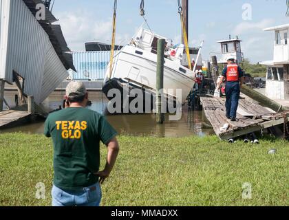 Officier d'intervention avancée de la Texas Jesse Mayorga Land Office Général, Gauche, travaille avec le maître de 3e classe Andrew Fleming, un technicien en sciences de la mer, durant la récupération d'un cabin cruiser engloutie dans Dickinson Bayou le 4 octobre 2017. La Garde côtière et TGLO travaillent avec d'autres organismes fédéraux, d'état et agences tribales pour coordonner les efforts de rétablissement à la suite de l'ouragan Harvey. Photo de la Garde côtière des États-Unis par le Premier maître de Jean Masson. Banque D'Images