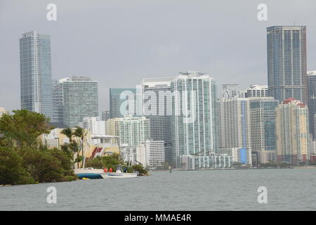 Les membres de la Garde côtière canadienne et les officiers de police de Miami, les navires de patrouille maritime évaluer déplacées par l'Ouragan Irma à Miami, le 4 octobre 2017. Les plaisanciers sont invités à faire preuve d'une extrême prudence dans les ports et les cours d'eau touchés par l'Ouragan Irma, comme les dangers pour la navigation ont été créés par la tempête. Photo de la Garde côtière des États-Unis par le Premier maître de Nick Ameen. Banque D'Images