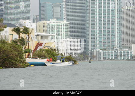 Les membres de la Garde côtière canadienne et les officiers de police de Miami, les navires de patrouille maritime évaluer déplacées par l'Ouragan Irma à Miami, le 4 octobre 2017. Les plaisanciers sont invités à faire preuve d'une extrême prudence dans les ports et les cours d'eau touchés par l'Ouragan Irma, comme les dangers pour la navigation ont été créés par la tempête. Photo de la Garde côtière des États-Unis par le Premier maître de Nick Ameen. Banque D'Images