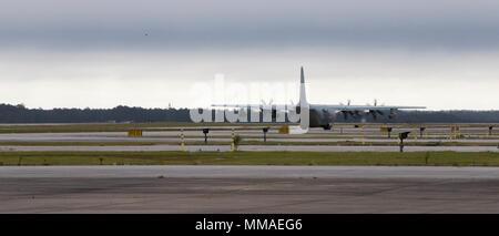 Un KC-130J Super Hercules affectés à l'Escadron de soutien de l'aile Marine (MWSS) 272 prend son envol sur Marine Corps Air Station Cherry Point, N.C., 4 octobre 2017. Marines avec MWSS-272 ont été envoyés à Puerto Rico pour appuyer les efforts de secours humanitaires. (U.S. Marine Corps Photo par Lance Cpl. Jailine L. Martinez) Banque D'Images