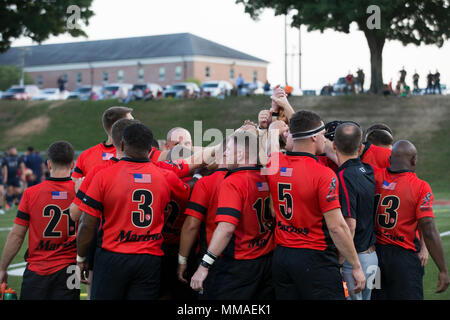 Les Marines américains affectés à l'équipe de rugby de Marine tous préparer pour la seconde moitié d'un match entre l'équipe de rugby de Marine tous et l'équipe de rugby de la Marine royale à Butler Stadium sur Marine Corps Base Quantico, en Virginie, le 20 septembre 2017. Le match était une partie de la Royal Navy Senior de Rugby à XV, qui se composait de fonction correspond à la United States Naval Academy et le Potomac Rugby Club. (U.S. Marine Corps photo par Lance Cpl. Cristian L. Ricardo) Banque D'Images