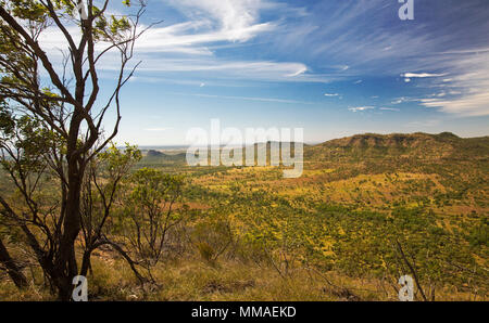 Voir de vastes étendues de paysages de l'outback et de plaines sous ciel bleu de Lookout à Minerva Hills National Park, près de Springsure Queensland Australie Banque D'Images