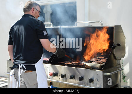 Environ 1 400 hamburgers et hot-dogs ont été servis à la Journée des sports. La Force aérienne militaire et employés civils de Los Angeles Air Force Base, 61e Groupe de base de l'air et de l'espace et des Missiles Systems Center, en Californie, se rassemblent à la Fort MacArthur champ défilé à San Pedro, Californie, le 4 octobre 2016, à participer à la Journée "Sport" pour un peu d'escadron et la concurrence inter-directions dans une variété de sites sportifs. Les jeux favorisent la santé physique, mentale et spirituelle et le bien-être, et une chance de gagner sur tous les points de l'unité de coupe, sans oublier de se vanter entre les directions et SMC 61s Banque D'Images