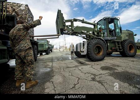 Les Marines américains et les marins de la marine avec la 26e Marine Expeditionary Unit (MEU), de charger l'équipement et des fournitures dans une barge de débarquement, l'utilité d'être utilisé pour le suivi sur l'appui aux victimes de l'Ouragan Maria Fajardo, Porto Rico, 5 octobre 2017. La 26e MEU soutient l'Agence fédérale de gestion des urgences, le principal organisme fédéral, en aidant les personnes touchées par l'Ouragan Maria à Porto Rico afin de minimiser la souffrance et est une composante de l'ensemble de l'intervention. (U.S. Marine Corps photo par Lance Cpl. Tojyea G. Matally) Banque D'Images