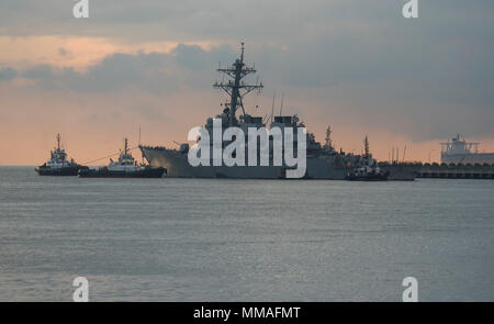 171005-N-OU129-041, CHANGI Singapour (oct. 5, 2017) La classe Arleigh Burke destroyer lance-missiles USS John S. McCain (DDG 56) est remorqué à partir de la jetée à la base navale de Changi à Singapour, pour répondre navire de transport lourd Trésor MV. Treasure vous transportera à McCain Activités flotte pour les réparations. Yokosuka (U.S. Photo par marine Spécialiste de la communication de masse 2e classe Joshua Fulton/libérés) Banque D'Images