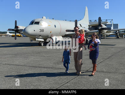 171003-N-CR843-138 Oak Harbor, Washington (Octobre 03, 2017) Escadron de patrouille (VP) 46 marins réunis avec les membres de la famille après un déploiement. VP-46 récemment revenu à leur port d'attache sur Naval Air Station Whidbey Island après un déploiement de sept mois au 5e, 6e et 7e flotte domaines de responsabilité au cours de laquelle ils ont fourni un appui à l'Opération Détermination inhérente. (U.S. Photo par marine Spécialiste de la communication de masse de la classe 3ème Juan S. Sua/libérés) Banque D'Images