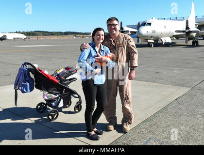 171003-N-CR843-119 Oak Harbor, Washington (Octobre 03, 2017) Escadron de patrouille (VP) 46 marins réunis avec les membres de la famille après un déploiement. VP-46 récemment revenu à leur port d'attache sur Naval Air Station Whidbey Island après un déploiement de sept mois au 5e, 6e et 7e flotte domaines de responsabilité au cours de laquelle ils ont fourni un appui à l'Opération Détermination inhérente. (U.S. Photo par marine Spécialiste de la communication de masse de la classe 3ème Juan S. Sua/libérés) Banque D'Images