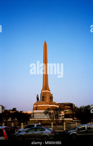 Monument de la victoire de l'obélisque en Ratchathewi district à Bangkok en Thaïlande en Asie du Sud-Est Extrême-Orient. Bâtiment historique histoire de la ville de Blue Voyage Banque D'Images