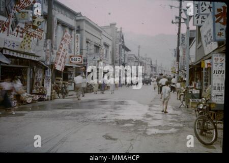 Une longue rue principale à Kure Japon 1954reet Banque D'Images