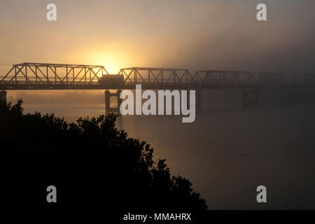 Lever du soleil derrière le Martin Pont sur la Rivière Manning, Mettet, NSW, Australie Banque D'Images