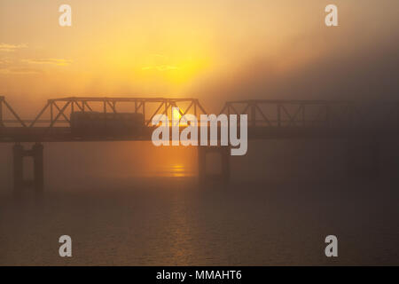 Lever du soleil derrière le Martin Pont sur la Rivière Manning, Mettet, NSW, Australie Banque D'Images