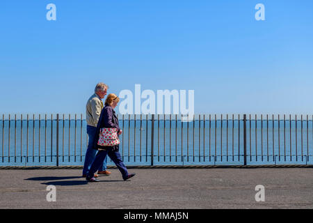 Couple le long de la promenade Ramsgate UK Banque D'Images