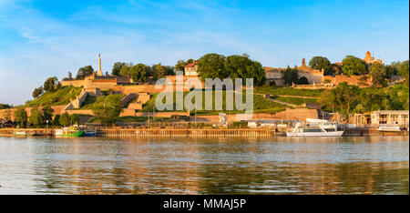 Un coucher de soleil de printemps à la forteresse de Kalemegdan ; une vue de l'autre côté de la rivière Sava Banque D'Images