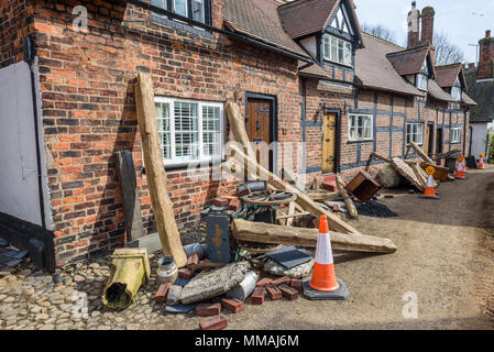 Les accessoires et les débris à côté de la litière cottages pour le nouveau BBC drama 'Guerre des Mondes' par HG Wells,filmé au grand village Budworth, Cheshire, le 20 avril Banque D'Images