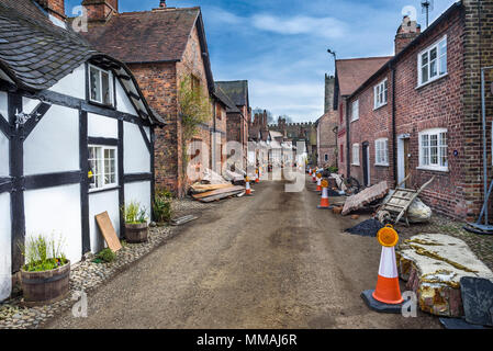 Les accessoires et les débris à côté de la litière cottages pour le nouveau BBC drama 'Guerre des Mondes' par HG Wells,filmé au grand village Budworth, Cheshire, le 20 avril Banque D'Images