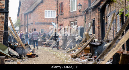 Great Budworth, UK. Le 9 avril, 2018. Acteurs habillés en costumes de style édouardien et l'équipe du film, mettant en vedette dans le nouveau BBC drama 'Guerre des Mondes' par HG Wells, Banque D'Images