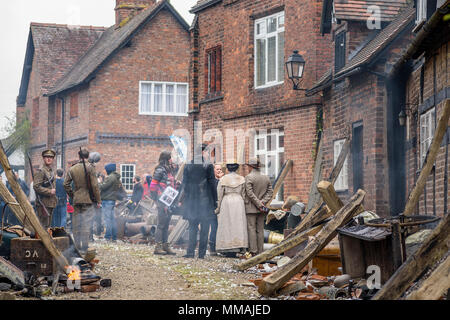 Great Budworth, UK. Le 9 avril, 2018. Acteurs habillés en costumes de style édouardien et l'équipe du film, mettant en vedette dans le nouveau BBC drama 'Guerre des Mondes' par HG Wells, Banque D'Images