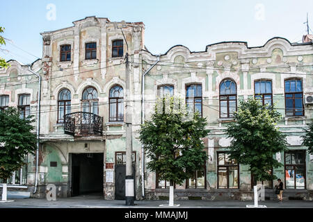 Syzran', la Russie - Août 16,2016 : ancienne maison en décomposition sur la rue centrale de la ville. Banque D'Images