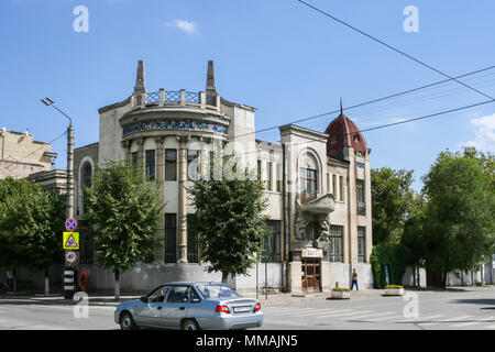 Syzran', Russia-August, 16,2016 : Belle maison en pierre gris richement décorées dans le centre historique de la ville. Banque D'Images