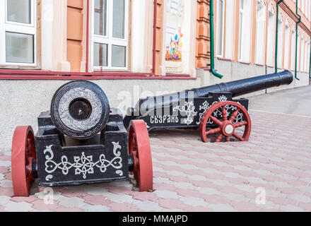 Syzran', la Russie - Août 16,2016 : deux canons noir avec roues rouges que l'installation à proximité de la ville musée. Banque D'Images