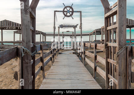 Pont de bois menant au bord de mer. Banque D'Images