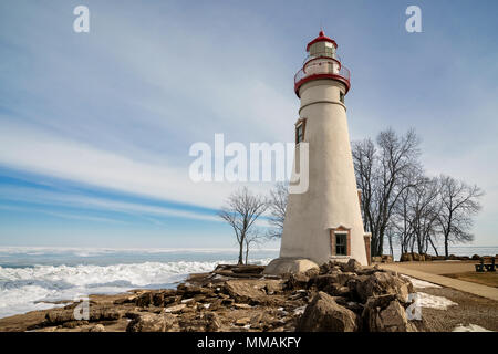 Le quartier historique de Marblehead Lighthouse dans le nord-ouest de l'Ohio se trouve le long des rives rocheuses du lac Érié. Vu ici en hiver avec un ciel coloré. Banque D'Images