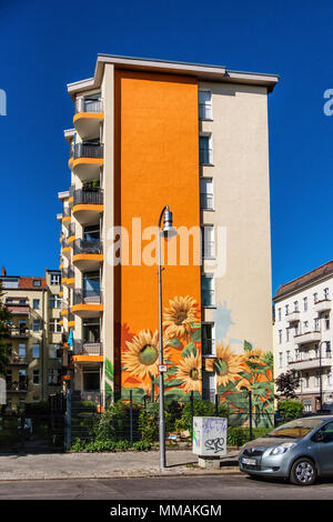 Berlin Mitte. Immeuble d'appartements, peinture de tournesols sur le mur extérieur. Banque D'Images