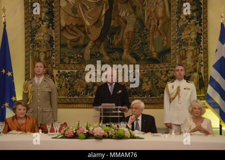 Athènes, Grèce. 09 mai, 2018. Charles, prince de Galles, pendant son discours au dîner en son honneur en grec, l'élection présidentielle en présence de Vlassia Pavlopoulou-Peltsemi (à gauche), Prokopis Pavlopoulos Président de République hellénique (centre) et de la duchesse de Cornouailles Camilla Parker Bowles (droite). Credit : Dimitrios Karvountzis/Pacific Press/Alamy Live News Banque D'Images