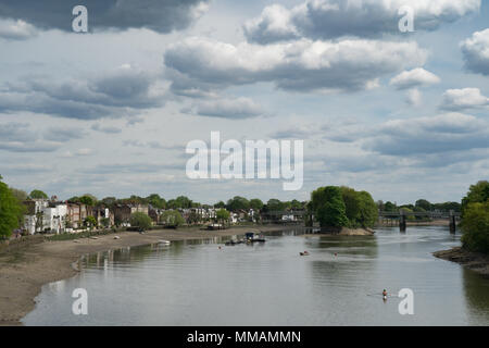 Vue sur la Tamise vers 75015 prises de Kew Bridge. Date de la photo : le jeudi 3 mai 2018. Photo : Roger Garfield/Alamy Banque D'Images