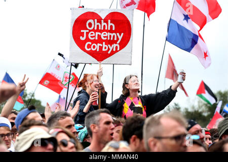 La foule se réjouir en tant que leader du travail adresses Jeremy Corbyn le festival de Glastonbury 2017 Banque D'Images