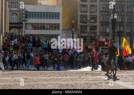 Sao Paulo, Brésil, le 09 mai 2018 - à partir de la FML manifestants, les gens de la rue, FML, couper, MST et LGM à la place de la cathédrale de Sé Banque D'Images