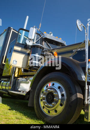 Close up de la cabine du camion sur mesure américain tourné à partir de l'avant à l'angle très faible. Véhicule stationné sur l'affichage à l'extérieur du festival du chariot. Banque D'Images