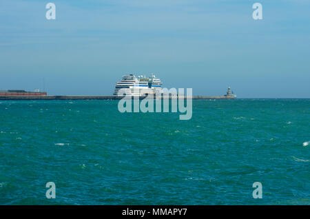 Bateau de croisière AIDasol dans Dover Docks de l'Ouest Banque D'Images