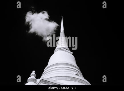 Image de clair-obscur dramatique Wat Pathum Wanaram bouddhiste à Bangkok en Thaïlande en Asie du Sud-Est Extrême-Orient. Billet d'architecture bouddhisme B&W Banque D'Images