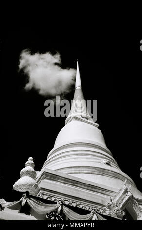 Image de clair-obscur dramatique Wat Pathum Wanaram bouddhiste à Bangkok en Thaïlande en Asie du Sud-Est Extrême-Orient. Billet d'architecture bouddhisme B&W Banque D'Images