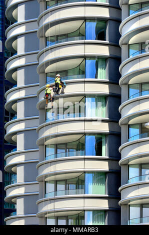 Londres, Angleterre, Royaume-Uni. Les travailleurs d'entretien abseiling down l'immeuble "La Corniche' appartements sur Albert Embankment, Vauxhall Banque D'Images