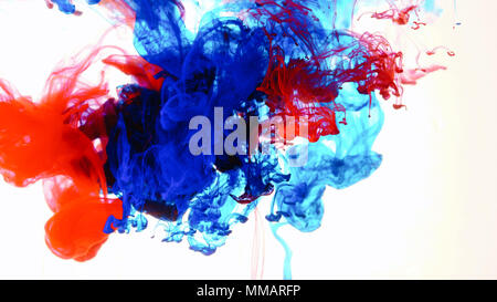 Encre bleue et rouge dans l'eau à grande vitesse de prise de vue caméra. Peinture Indigo a chuté, de réagir, de créer des formations nuageuses abstrait blanc sur la métamorphose. Banque D'Images