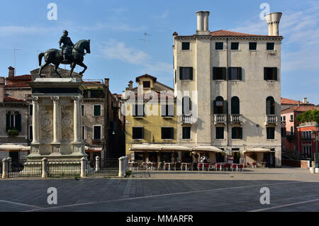 Campo Santi Giovanni e Paolo, au lever du soleil, montrant la statue équestre de Bartolomeo Colleoni à gauche, Venise, Italie Banque D'Images
