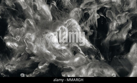 L'encre d'argent dans l'eau à grande vitesse de prise de vue caméra. Peinture a chuté, la réaction, la création de formations de nuages et la métamorphose abstrait sur noir. Art backg Banque D'Images