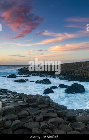 Coucher de soleil sur le Giant's Causeway, comté d'Antrim, en Irlande du Nord Banque D'Images