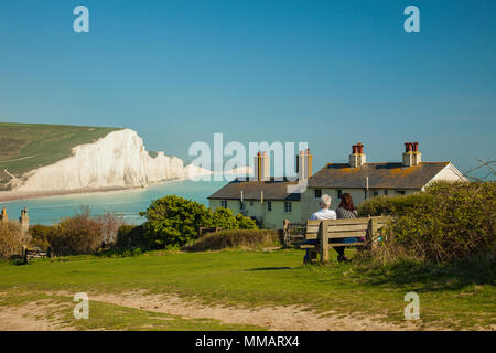 Après-midi de printemps à Coastguard Cottages, East Sussex. Sept Sœurs falaises au loin. Banque D'Images